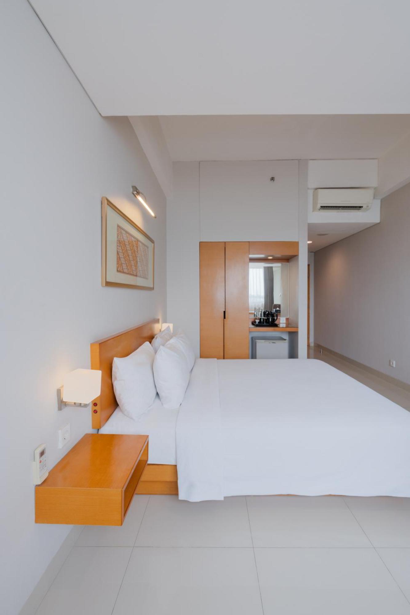 The Capital Hotel Сурабая Екстериор снимка