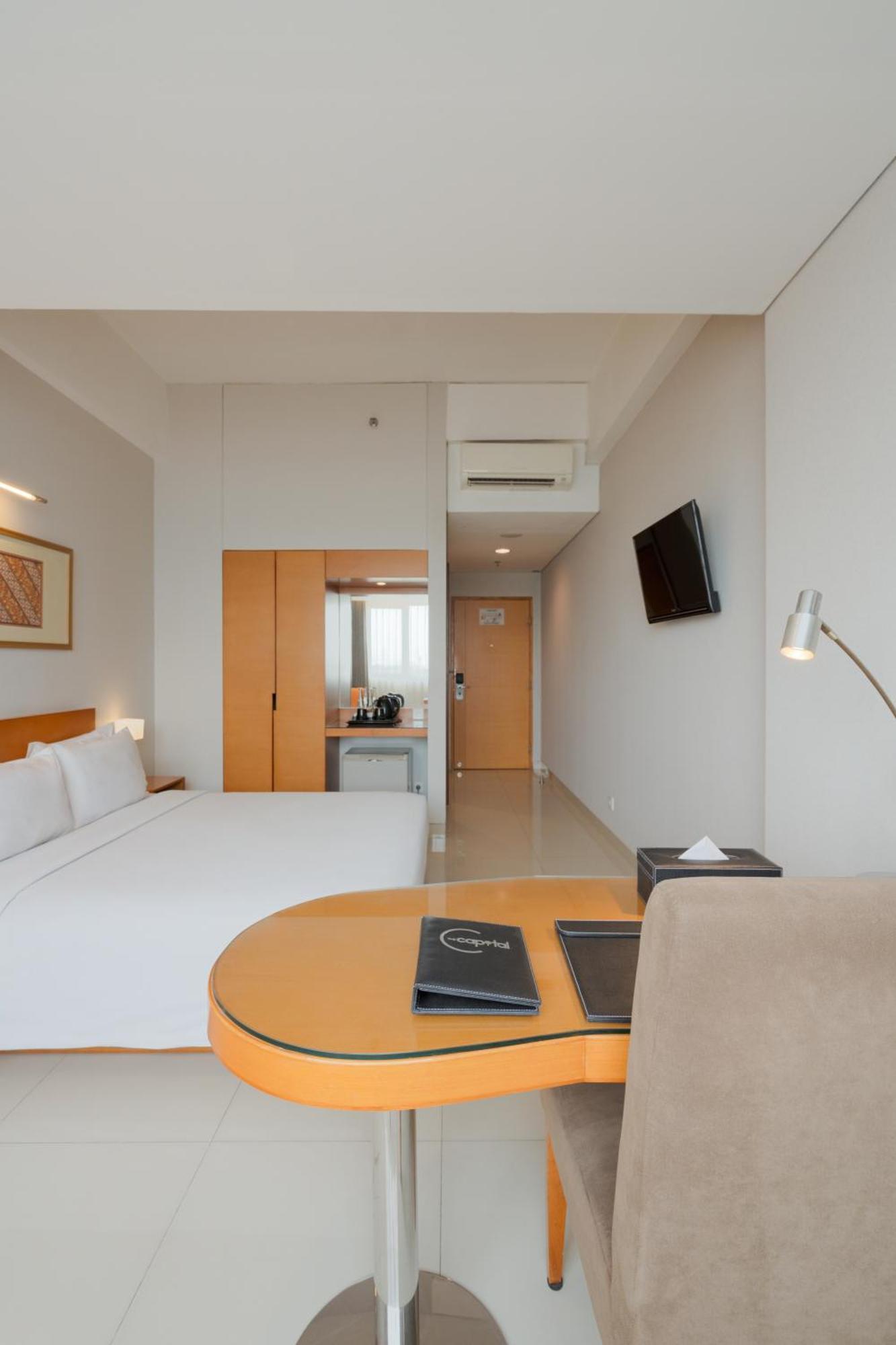 The Capital Hotel Сурабая Екстериор снимка