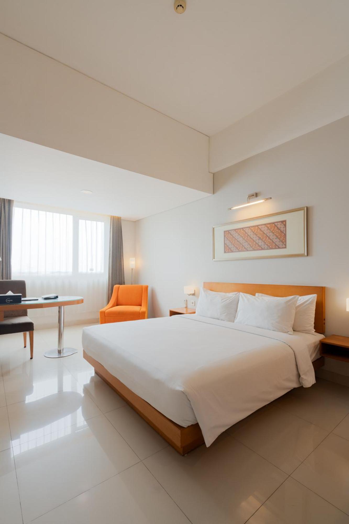 The Capital Hotel Сурабая Екстериор снимка