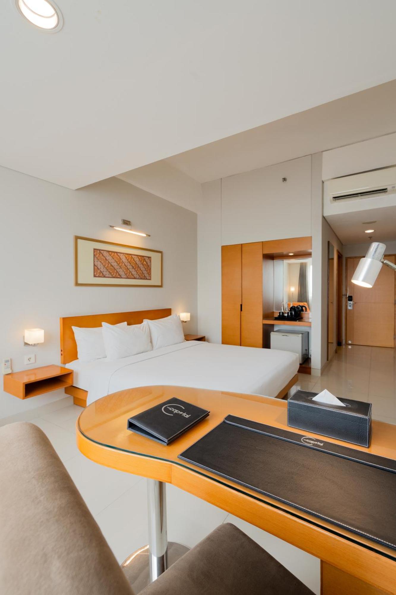 The Capital Hotel Сурабая Екстериор снимка