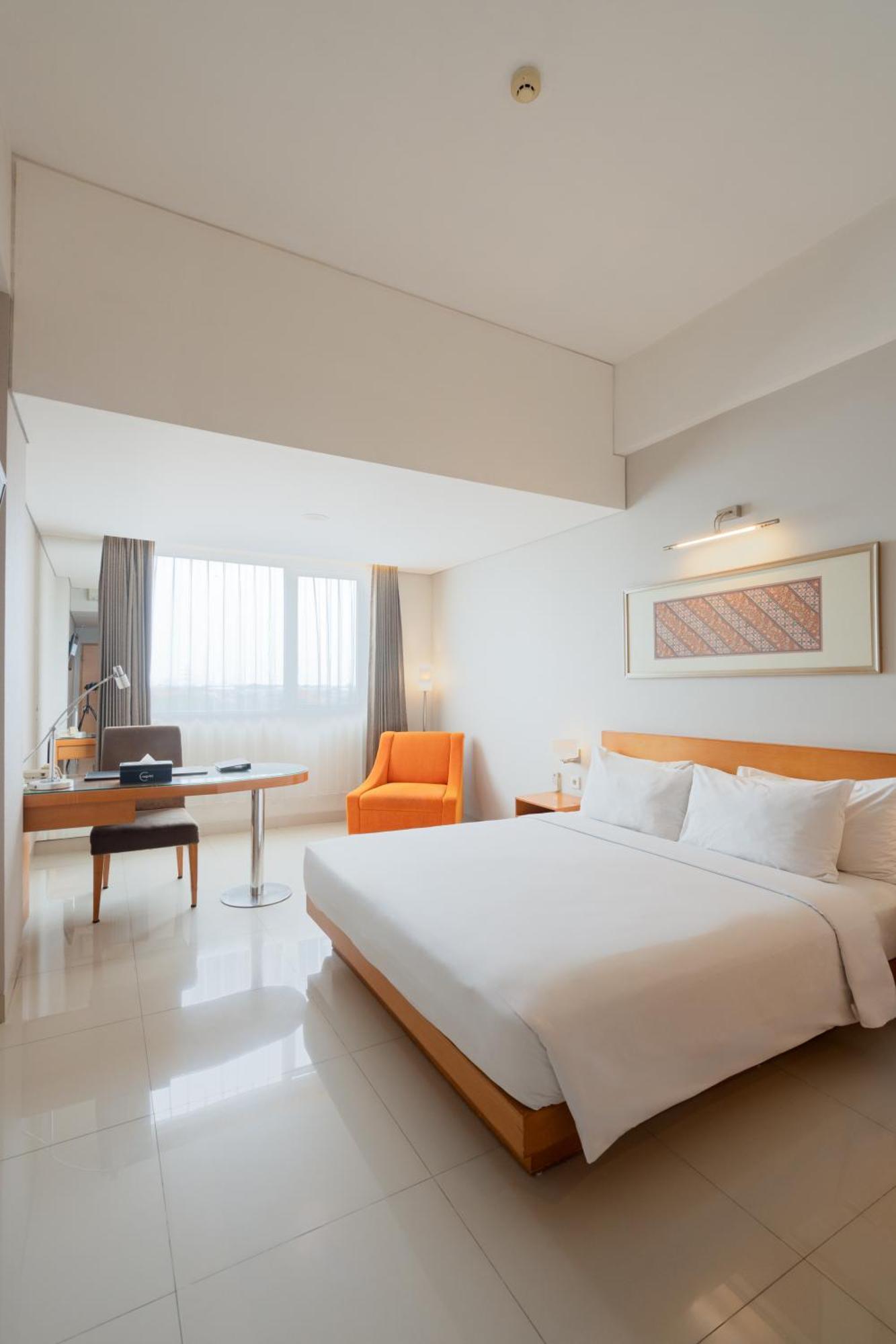The Capital Hotel Сурабая Екстериор снимка